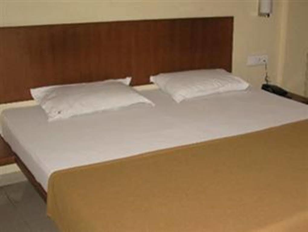 Oyo 1194 Hotel Gulmohr ปูเน่ ภายนอก รูปภาพ